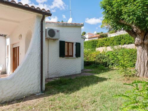 Peaceful Holiday Home With Fireplace, Garden And Parking
