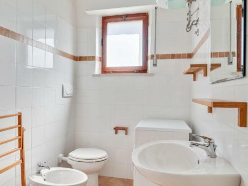 Peaceful Holiday Home With Fireplace, Garden And Parking