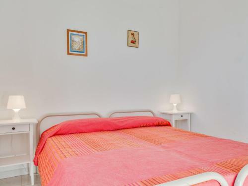 Peaceful Holiday Home With Fireplace, Garden And Parking
