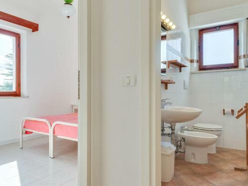 Peaceful Holiday Home With Fireplace, Garden And Parking