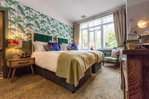Hotel Hand And Spear