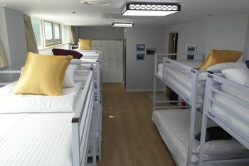 Sun And Moon Guest House - Hostel