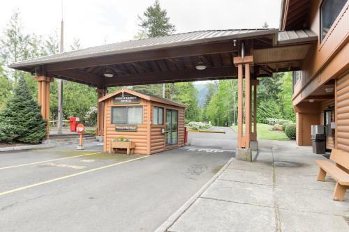 Mount Hood Village Premium Yurt 3