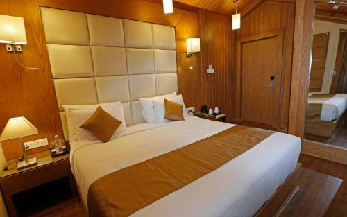 Hotel Clarks Inn Srinagar