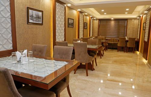 Hotel Clarks Inn Srinagar