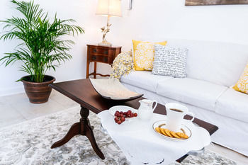 Cattleya's New Kingston Guest Apartment