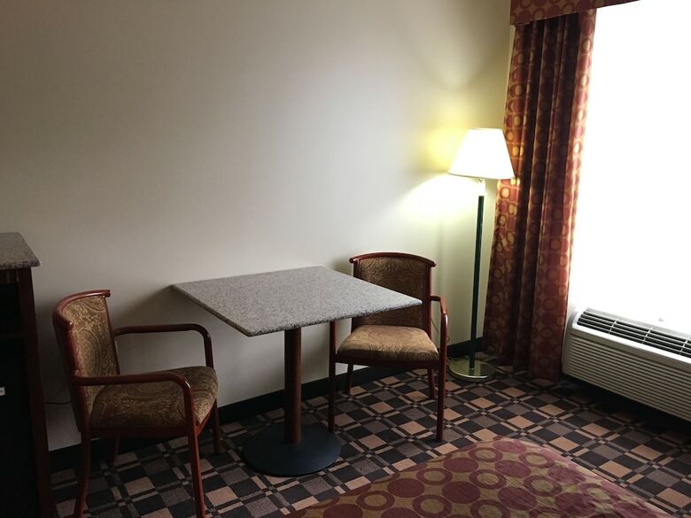 Hotel Cabot Inn & Suites