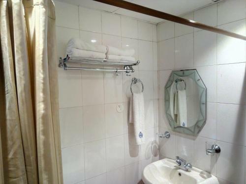 Hotel Regant Lake Village