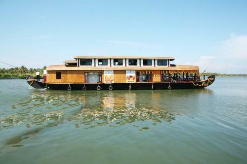 Hotel Regant Lake Village