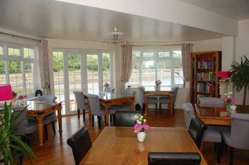 Hostal Riverside Cottage Guesthouse