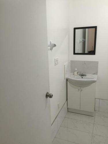 Hostal Toronto Wonderland Travelers Home
