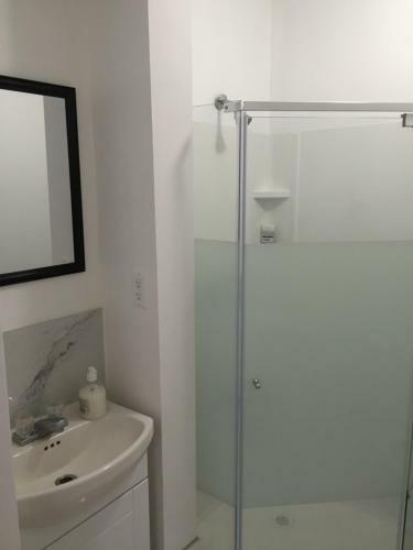 Hostal Toronto Wonderland Travelers Home