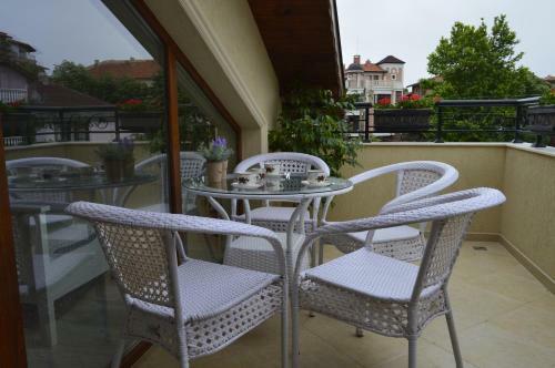 Two-bedroom Apartment With Garden
