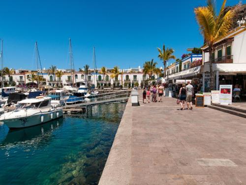 Beachfront Apartment Mog�n Mb