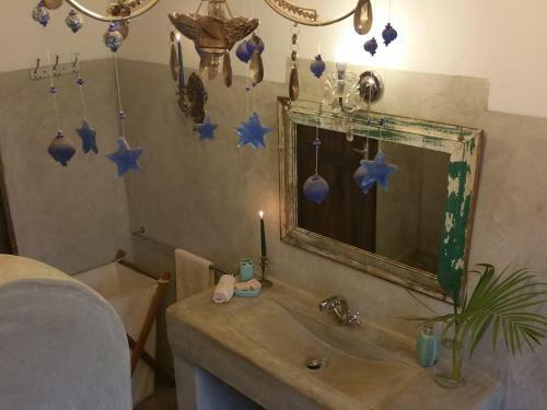 Bed & Breakfast Blues & Chutney Country