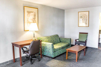 Hotel Econo Lodge & Suites