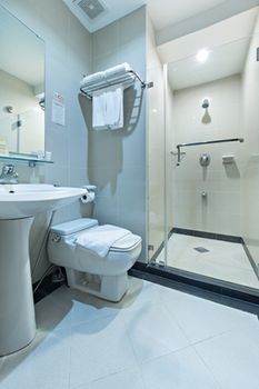 Court Meridian Hotel And Suites