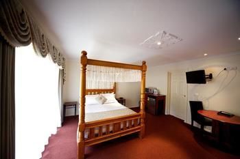 Sanctuary House Resort Motel