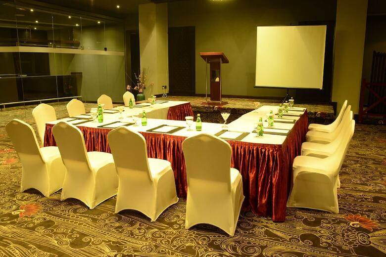 Atiram Premier Hotel