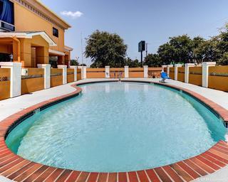 Hotel Quality Inn & Suites