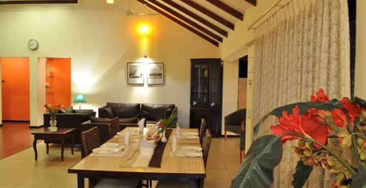 Hotel Sterling Suites Langford Town