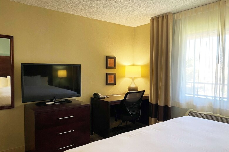 Hotel Comfort Inn And Suites Newark