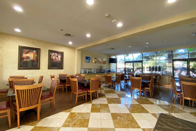 Hotel Comfort Inn And Suites Newark