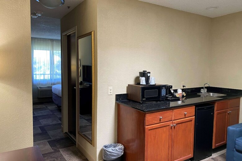 Hotel Comfort Inn And Suites Newark