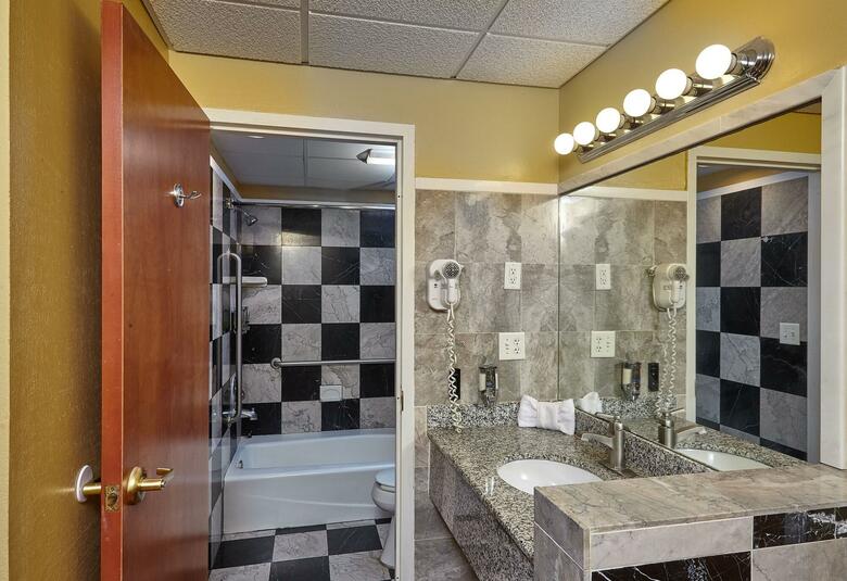 Bed & Breakfast Ocean Inn And Suites
