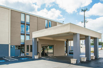 Hotel Quality Inn & Suites Outlet Village