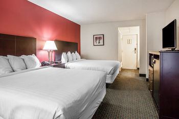 Hotel Quality Inn & Suites Outlet Village