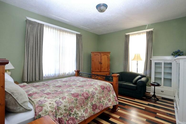 James Bay Inn Hotel & Suites