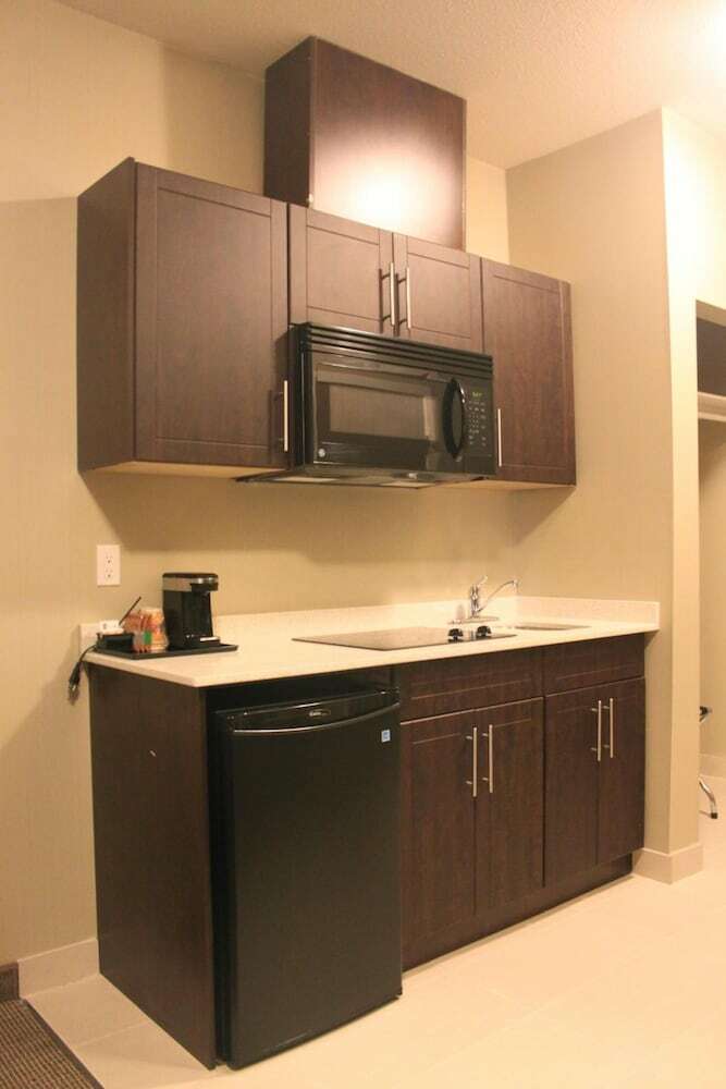Hotel Meridian Inn & Suites