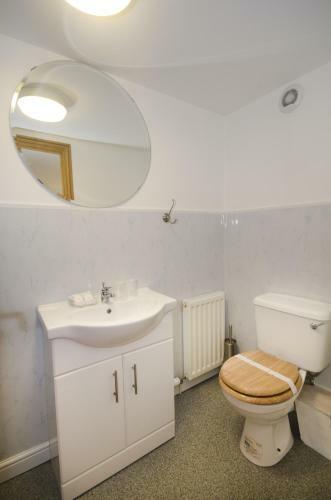 Hostal Bridge House Guest House