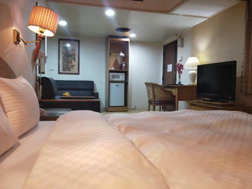Berkeley Business Hotel Zhongzheng