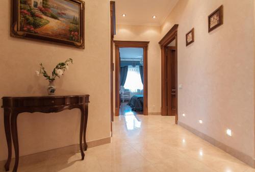 Apartment On Franzuskiy Boulevard 9