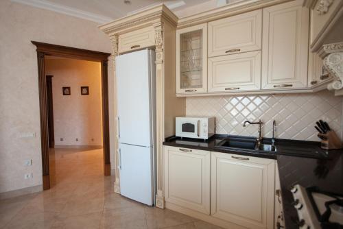 Apartment On Franzuskiy Boulevard 9