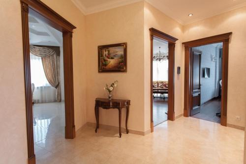 Apartment On Franzuskiy Boulevard 9