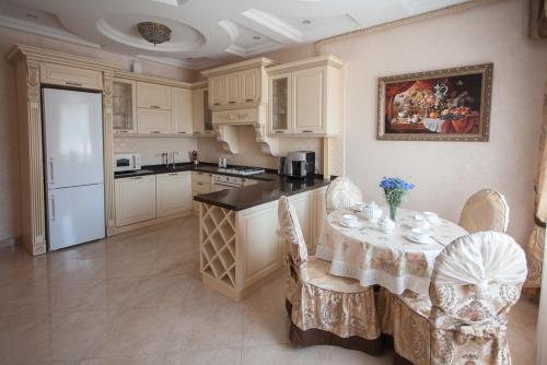 Apartment On Franzuskiy Boulevard 9