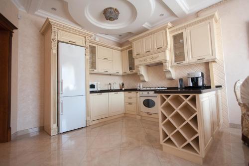 Apartment On Franzuskiy Boulevard 9