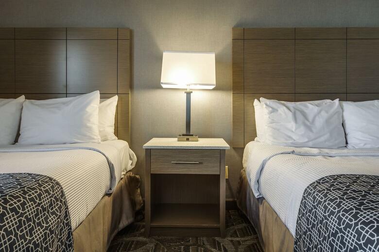 Hotel Monte Carlo Inn Airport Suites