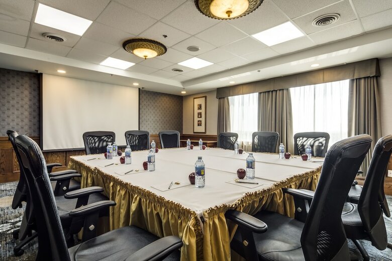 Hotel Monte Carlo Inn Airport Suites