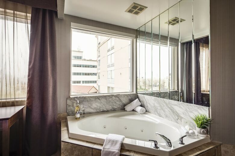 Hotel Monte Carlo Inn Airport Suites