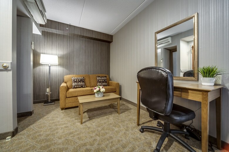 Hotel Monte Carlo Inn Airport Suites