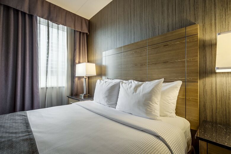 Hotel Monte Carlo Inn Airport Suites