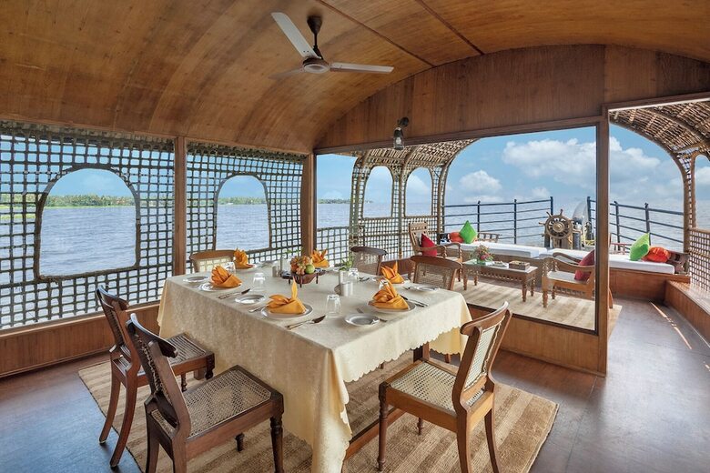 Hotel Kumarakom Lake Resort