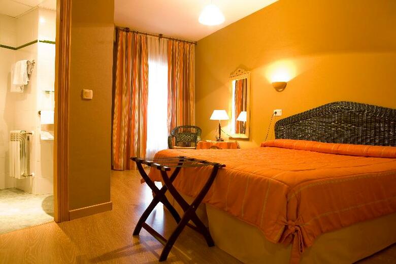 Hotel Monta�es