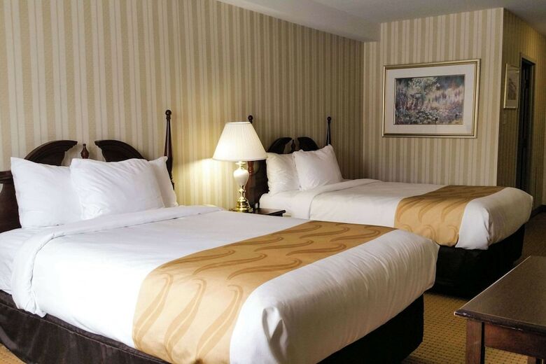 Hotel Quality Inn  Suites Brossard