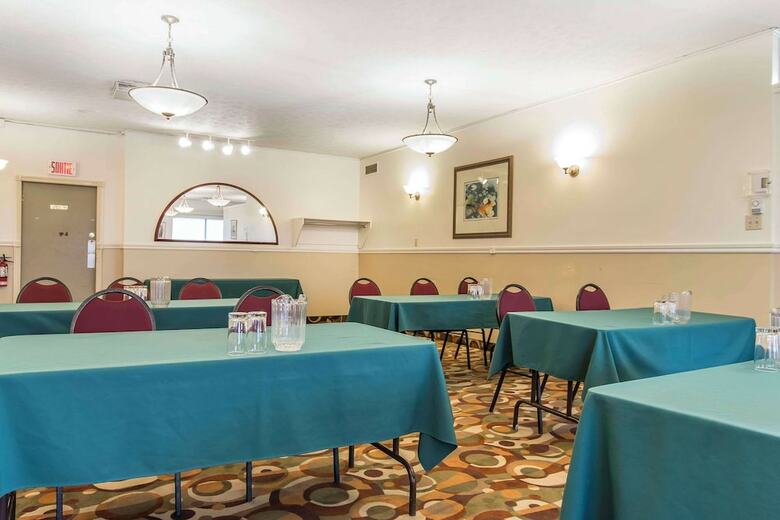 Hotel Quality Inn  Suites Brossard