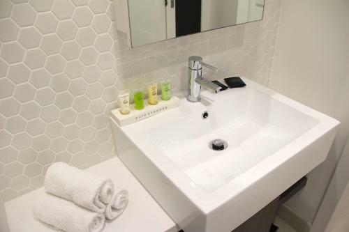 Whitehorse Apartments Hotel